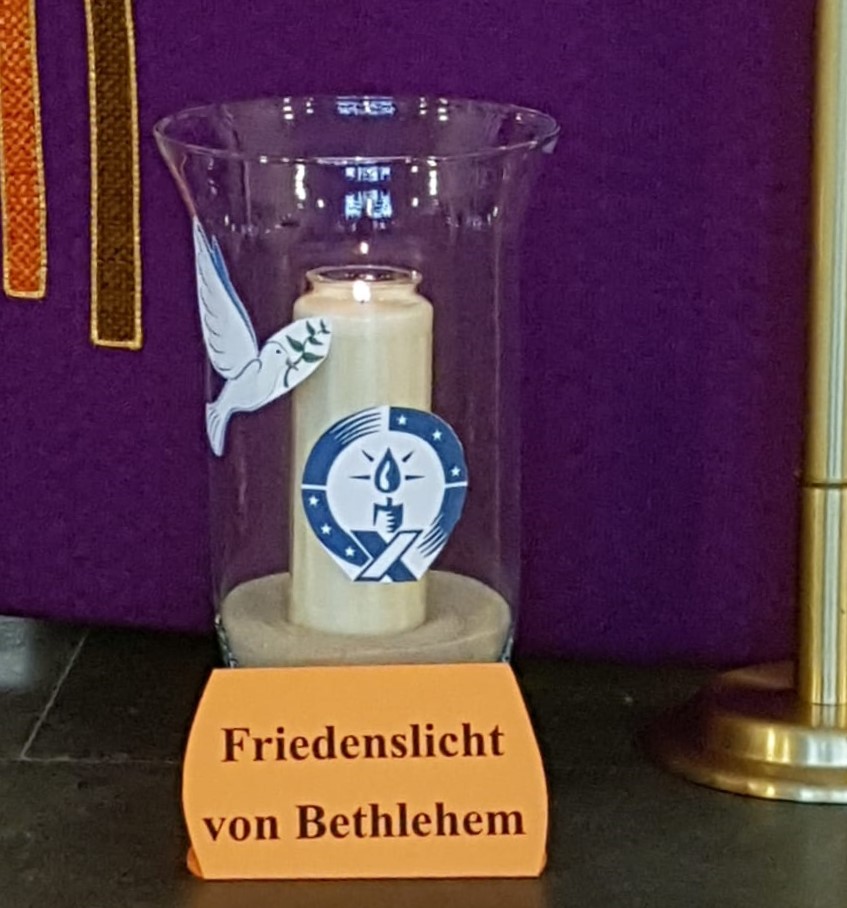 Friedenslicht vor Altar